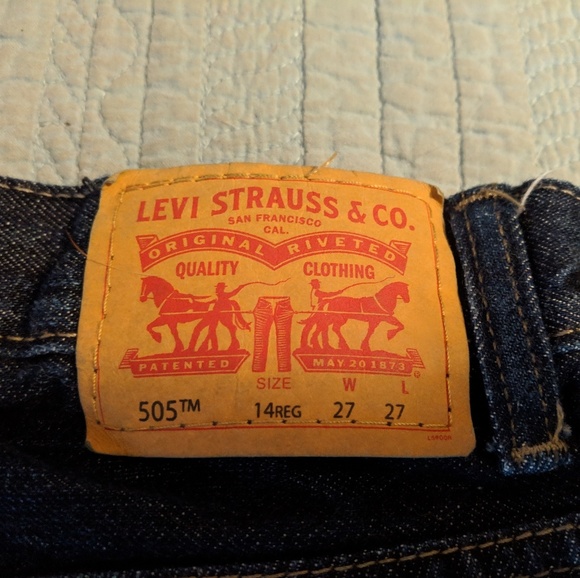 Perfect condition Levi's in dark wash - Picture 2 of 7